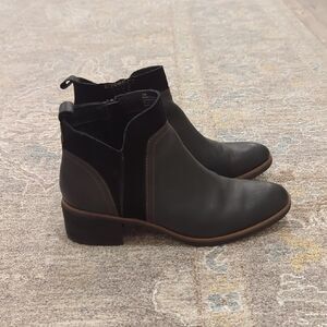 Kork-Ease Black Leather Ankle Boots Chelsea-Inspired Side Zip Stacked Heel 7.5